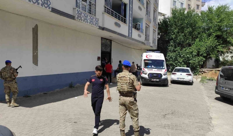 batmanda-psikolojik-sorunlari-olan-bir-kisi-ailesini-tehdit-ederek-rehin-aldi-IEFlOek2.jpg