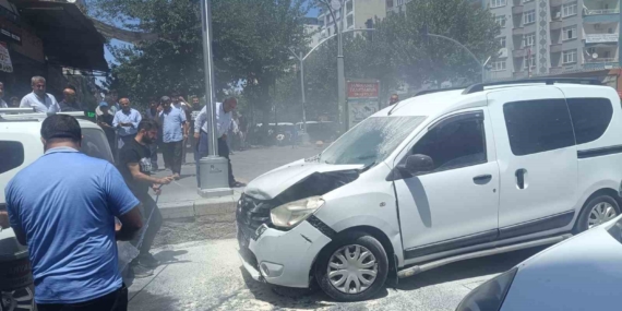 Batman'da Seyir Halindeki Araç Kazadan Sonra Alev Alev Yandı! Batman’da Seyir Halindeki Araç Kazadan Sonra Alev Alev Yandı!