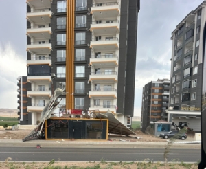 batmanda-siddetli-ruzgar-cati-panellerini-havaya-ucurdu-c4mG1YRR.jpg