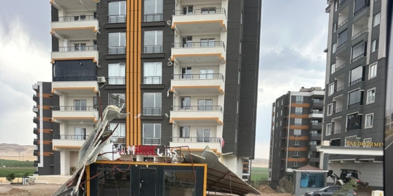 Batman'da Şiddetli Rüzgar, Çatı Panellerini Havaya Uçurdu! Batman’da Şiddetli Rüzgar, Çatı Panellerini Havaya Uçurdu!