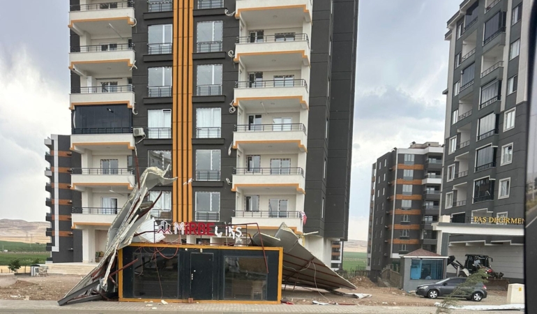 batmanda-siddetli-ruzgar-cati-panellerini-havaya-ucurdu-c4mG1YRR.jpg