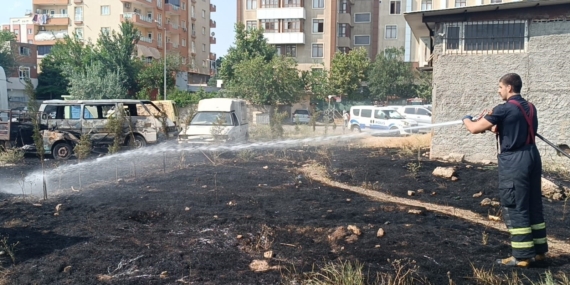 Batman'da Terk Edilmiş Araçlar Alev Alev Yandı, Tır Son Anda Kurtarıldı! Batman’da Terk Edilmiş Araçlar Alev Alev Yandı, Tır Son Anda Kurtarıldı!