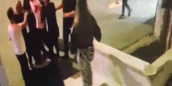 Batman'da 'Yan Baktın' Kavgası: 2 Yaralı, 3 Gözaltı Batman’da ‘Yan Baktın’ Kavgası: 2 Yaralı, 3 Gözaltı
