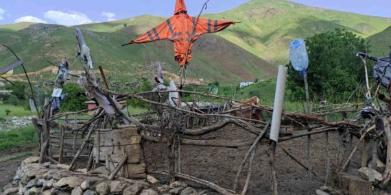 Batman'daki Besiciler, Kurt ve Ayı Korkusuna Karşı Hayvanlarını Korumak İçin Ağıllara Korkuluk Asıyor Batman’daki Besiciler, Kurt ve Ayı Korkusuna Karşı Hayvanlarını Korumak İçin Ağıllara Korkuluk Asıyor