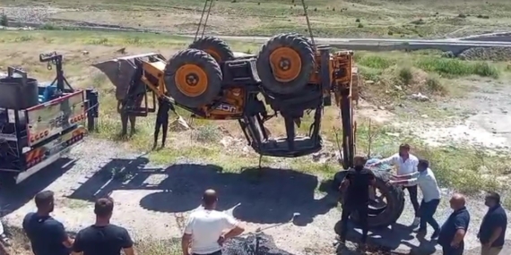 Bitlis'te İş Makinesi Kaza Yaptı: 1 Yaralı, Olayın Ayrıntıları Bitlis’te İş Makinesi Kaza Yaptı: 1 Yaralı, Olayın Ayrıntıları