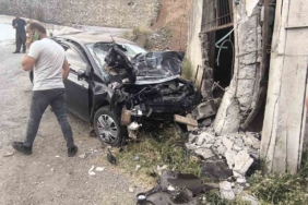 bitliste-korkunc-kaza-otomobil-duvara-carparak-2-can-aldi-2-kisi-yaralandi-JCxcQAkt.jpg