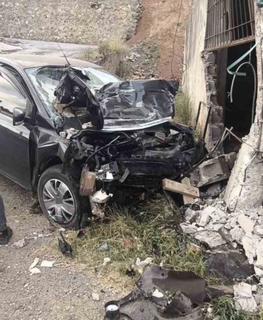 bitliste-korkunc-kaza-otomobil-duvara-carparak-2-can-aldi-2-kisi-yaralandi-JCxcQAkt.jpg