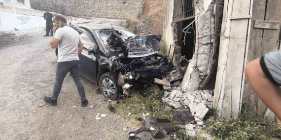 Bitlis’te Korkunç Kaza: Otomobil Duvara Çarparak 2 Can Aldı, 2 Kişi Yaralandı