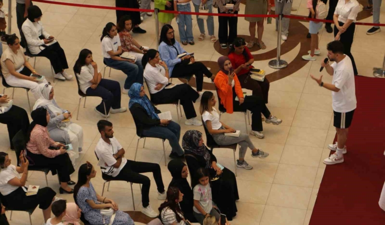 ceylan-karavil-parkta-mirac-cagri-aktasin-etkileyici-performansi-hmGuljnc.jpg
