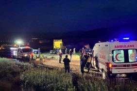 cildirda-feci-trafik-kazasi-iki-can-gitti-bir-kisi-yarali-Un2wegIP.jpg
