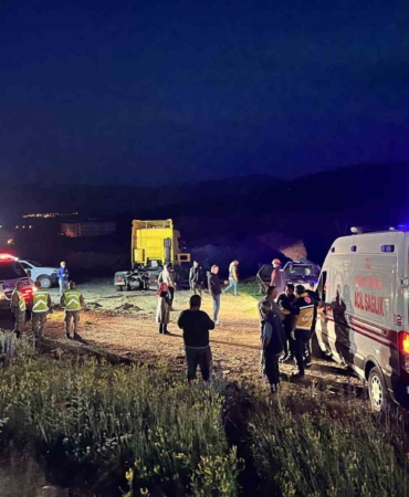 cildirda-feci-trafik-kazasi-iki-can-gitti-bir-kisi-yarali-Un2wegIP.jpg
