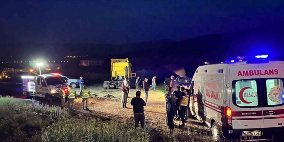 Çıldır’da Feci Trafik Kazası: İki Can Gitti, Bir Kişi Yaralı Çıldır’da Feci Trafik Kazası: İki Can Gitti, Bir Kişi Yaralı
