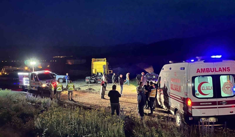 cildirda-feci-trafik-kazasi-iki-can-gitti-bir-kisi-yarali-Un2wegIP.jpg