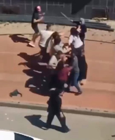 cocuklarin-kavgasinda-aileler-araya-girdi-kadinlar-arasinda-sac-basi-savas-C97vrlcy.jpg