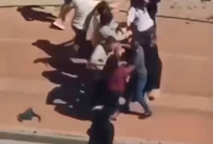 Çocukların Kavgasında Aileler Araya Girdi: Kadınlar Arasında Saç Başı Savaş! Çocukların Kavgasında Aileler Araya Girdi: Kadınlar Arasında Saç Başı Savaş!