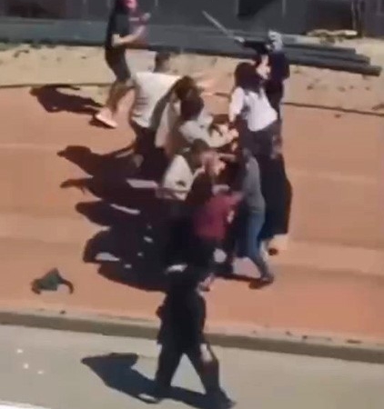 cocuklarin-kavgasinda-aileler-araya-girdi-kadinlar-arasinda-sac-basi-savas-C97vrlcy.jpg