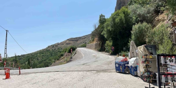 Darende'de Heyelan Sonrası Kapatılan Yol Yeniden Trafiğe Açıldı Darende’de Heyelan Sonrası Kapatılan Yol Yeniden Trafiğe Açıldı