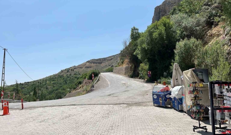 darendede-heyelan-sonrasi-kapatilan-yol-yeniden-trafige-acildi-EBB21DVj.jpg