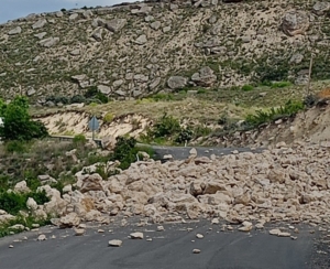 darendede-heyelan-tehlikesi-nedeniyle-yol-kapandi-guvenlik-onlemleri-alindi-WrF4jegd.jpg