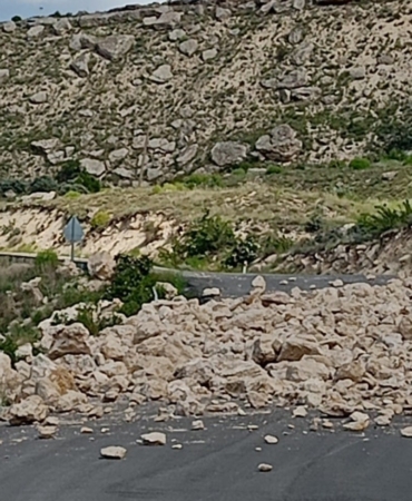 darendede-heyelan-tehlikesi-nedeniyle-yol-kapandi-guvenlik-onlemleri-alindi-WrF4jegd.jpg
