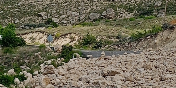 Darende'de Heyelan Tehlikesi Nedeniyle Yol Kapandı: Güvenlik Önlemleri Alındı Darende’de Heyelan Tehlikesi Nedeniyle Yol Kapandı: Güvenlik Önlemleri Alındı