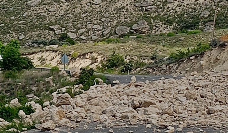 darendede-heyelan-tehlikesi-nedeniyle-yol-kapandi-guvenlik-onlemleri-alindi-WrF4jegd.jpg