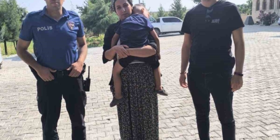 Dicle'de Kayıp Çocuk, Güvenlik Güçlerinin Başarılı Operasyonu ile Ailesine Kavuştu Dicle’de Kayıp Çocuk, Güvenlik Güçlerinin Başarılı Operasyonu ile Ailesine Kavuştu