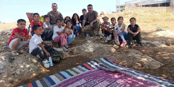 Dicle'de Mehmetçik, Jandarmanın 186. Kuruluş Yıldönümünü Öğrencilerle Coşkuyla Kutladı Dicle’de Mehmetçik, Jandarmanın 186. Kuruluş Yıldönümünü Öğrencilerle Coşkuyla Kutladı