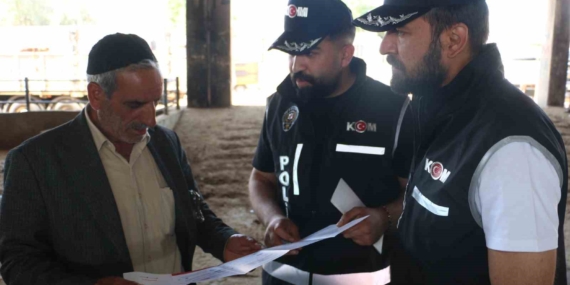 Diyarbakır Canlı Hayvan Borsası'nda Satıcılara Sahte Para Uyarısı ve Bilgilendirme Yapıldı Diyarbakır Canlı Hayvan Borsası’nda Satıcılara Sahte Para Uyarısı ve Bilgilendirme Yapıldı
