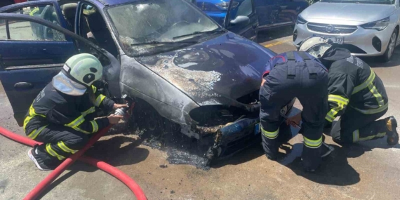 Diyarbakır Hastane Otoparkında Otomobil Yangını: Seyirciyi Şaşkına Çeviren Anlar Diyarbakır Hastane Otoparkında Otomobil Yangını: Seyirciyi Şaşkına Çeviren Anlar