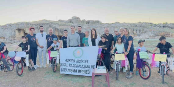 Diyarbakır'da 30 Yetim ve Öksüz Çocuğa Karne Hediyesi Olarak Bisiklet Dağıtıldı Diyarbakır’da 30 Yetim ve Öksüz Çocuğa Karne Hediyesi Olarak Bisiklet Dağıtıldı
