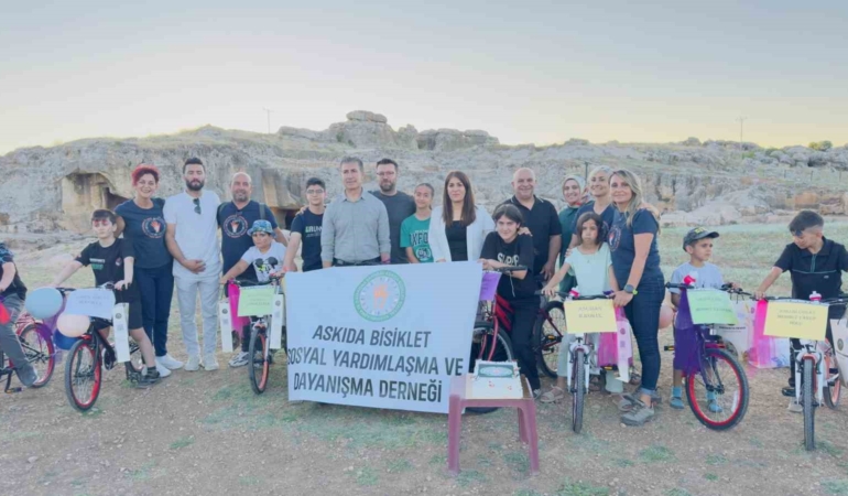 diyarbakirda-30-yetim-ve-oksuz-cocuga-karne-hediyesi-olarak-bisiklet-dagitildi-kYQTzzLL.jpg