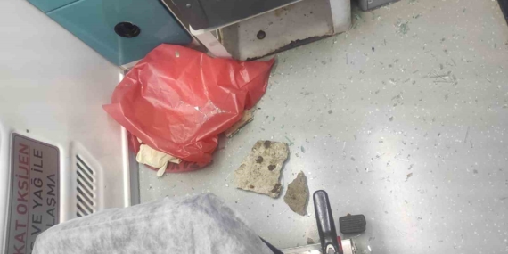 Diyarbakır'da Akli Dengesi Yerinde Olmayan Bir Şahıs İki Ambulansı Taşladı Diyarbakır’da Akli Dengesi Yerinde Olmayan Bir Şahıs İki Ambulansı Taşladı