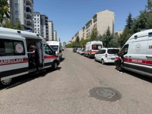 diyarbakirda-apartman-yangini-mahsur-kalanlar-kurtarilmayi-bekliyor-AWABE8hV.jpg
