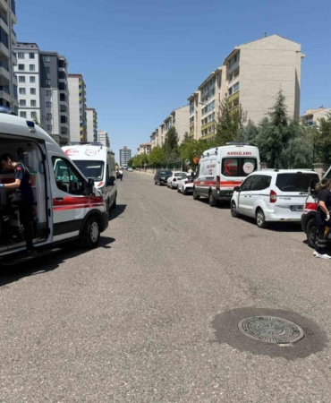diyarbakirda-apartman-yangini-mahsur-kalanlar-kurtarilmayi-bekliyor-AWABE8hV.jpg