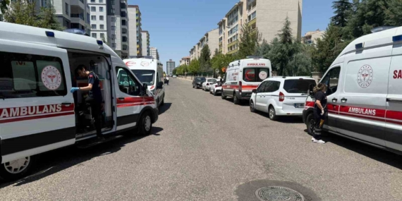 Diyarbakır'da Apartman Yangını: Mahsur Kalanlar Kurtarılmayı Bekliyor Diyarbakır’da Apartman Yangını: Mahsur Kalanlar Kurtarılmayı Bekliyor
