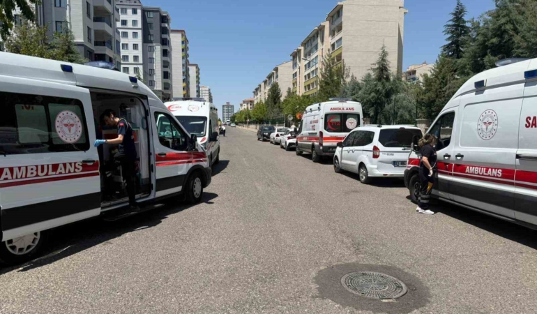 diyarbakirda-apartman-yangini-mahsur-kalanlar-kurtarilmayi-bekliyor-AWABE8hV.jpg