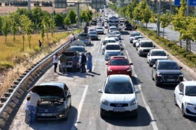 diyarbakirda-araclar-hararet-yapinca-uzun-kuyruklar-olustu-SawiQk2E.jpg