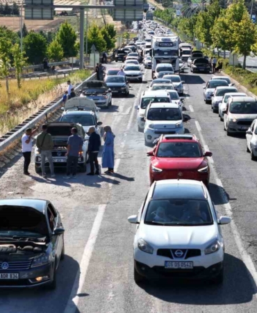 diyarbakirda-araclar-hararet-yapinca-uzun-kuyruklar-olustu-SawiQk2E.jpg