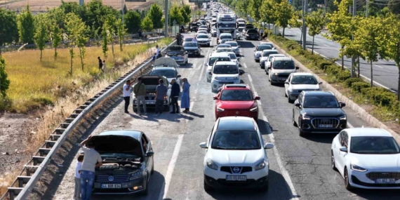 Diyarbakır'da Araçlar Hararet Yapınca Uzun Kuyruklar Oluştu Diyarbakır’da Araçlar Hararet Yapınca Uzun Kuyruklar Oluştu