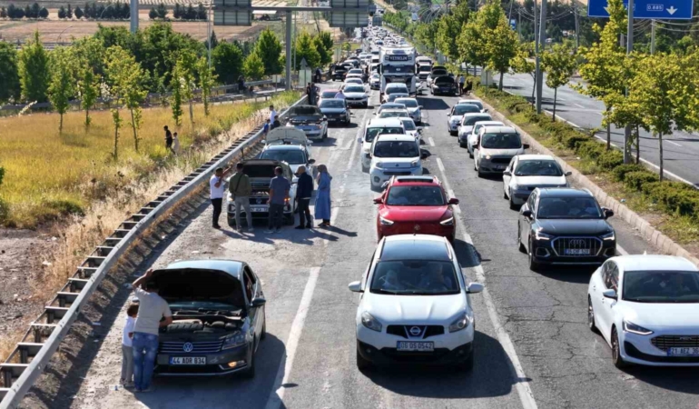diyarbakirda-araclar-hararet-yapinca-uzun-kuyruklar-olustu-SawiQk2E.jpg
