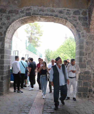 diyarbakirda-bayramda-turistik-mekanlarda-yogunluk-artisi-QVMARh2R.jpg