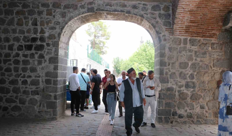 diyarbakirda-bayramda-turistik-mekanlarda-yogunluk-artisi-QVMARh2R.jpg