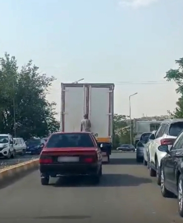 diyarbakirda-kamyonetin-arka-tarafina-tutunan-kisinin-hayati-tehlike-dolu-yolculugu-kameralara-yansidi-D6w5CU3n.jpg