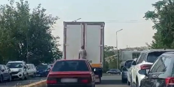 Diyarbakır'da Kamyonetin Arka Tarafına Tutunan Kişinin Hayati Tehlike Dolu Yolculuğu Kameralara Yansıdı Diyarbakır’da Kamyonetin Arka Tarafına Tutunan Kişinin Hayati Tehlike Dolu Yolculuğu Kameralara Yansıdı