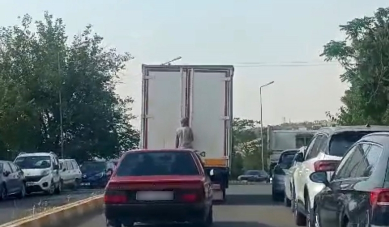diyarbakirda-kamyonetin-arka-tarafina-tutunan-kisinin-hayati-tehlike-dolu-yolculugu-kameralara-yansidi-D6w5CU3n.jpg