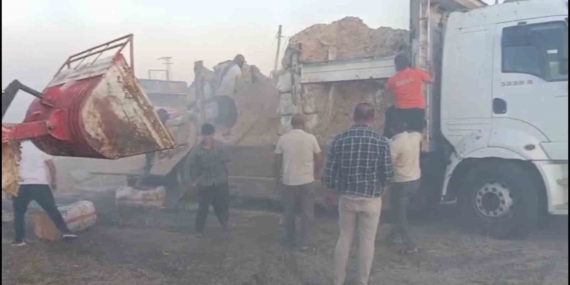 Diyarbakır'da Kamyonun İçindeki Saman Balyaları Alev Alev Yandı Diyarbakır’da Kamyonun İçindeki Saman Balyaları Alev Alev Yandı