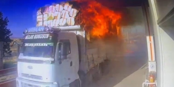 Diyarbakır'da Saman Yüklü Kamyon Alev Alev Yandı: Akaryakıt İstasyonuna Giriş Yaptı! Diyarbakır’da Saman Yüklü Kamyon Alev Alev Yandı: Akaryakıt İstasyonuna Giriş Yaptı!