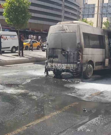 diyarbakirda-sehir-ici-minibus-yanginda-kule-dondu-Of9PRacz.jpg
