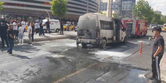 Diyarbakır'da Şehir İçi Minibüs Yangında Küle Döndü Diyarbakır’da Şehir İçi Minibüs Yangında Küle Döndü
